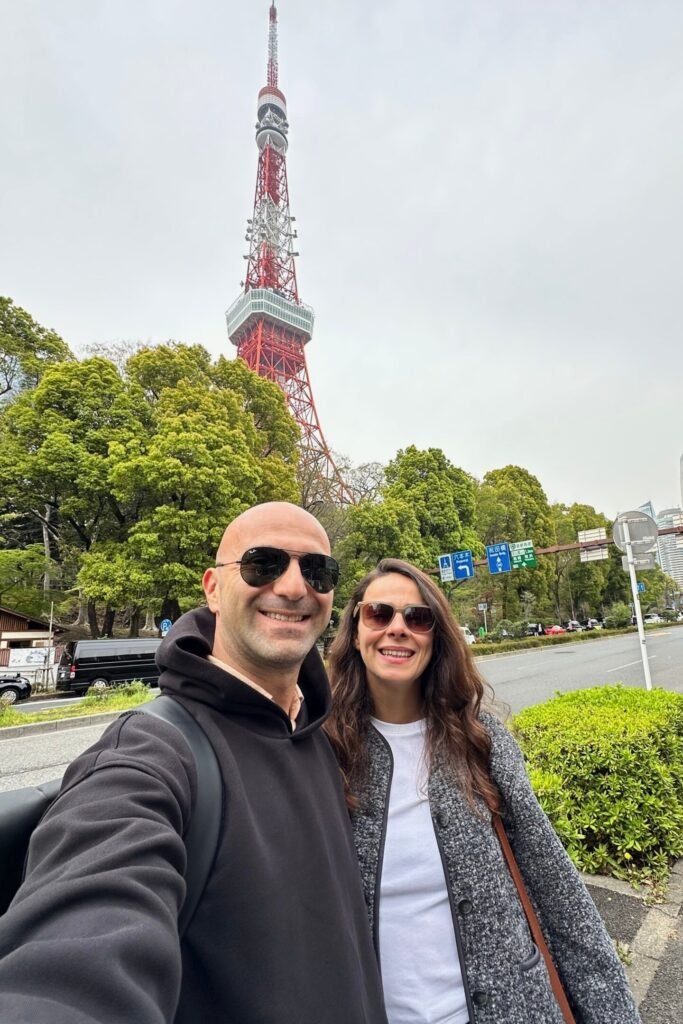 Tokyo Tower önünde çekilmiş şehir manzarası ve Japonya’nın simge yapısı.