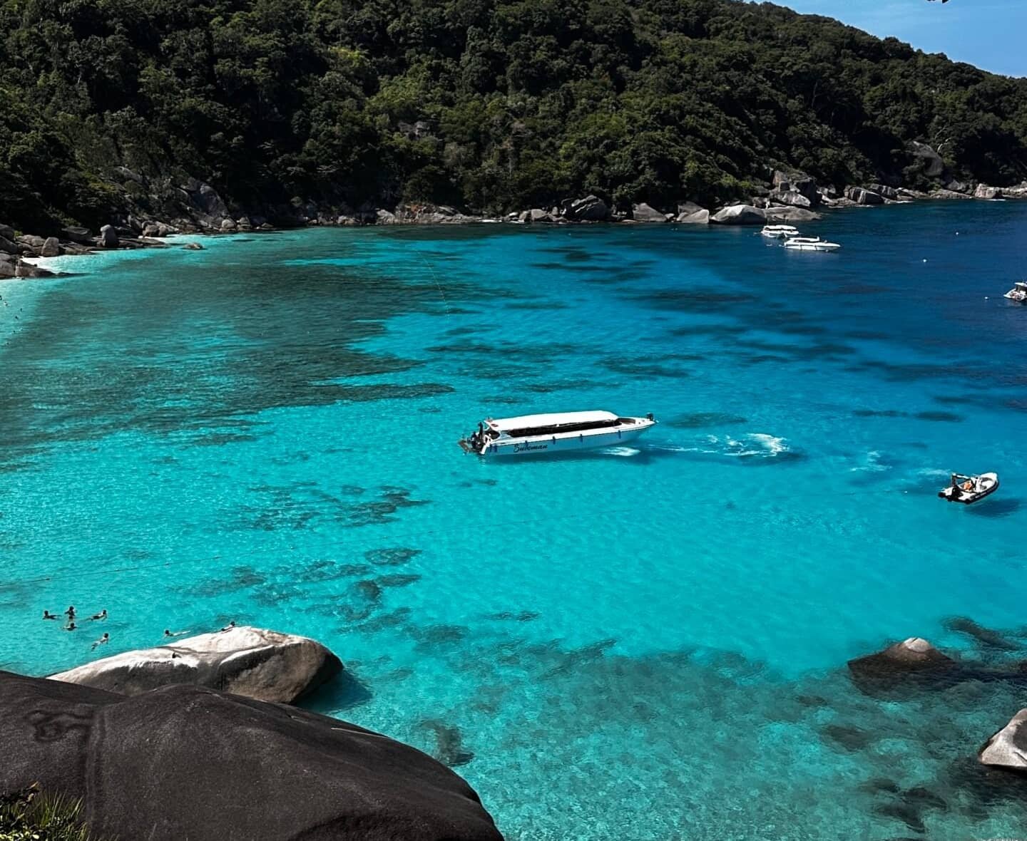 Similan Adaları’nda turkuaz koy ve tekneler.