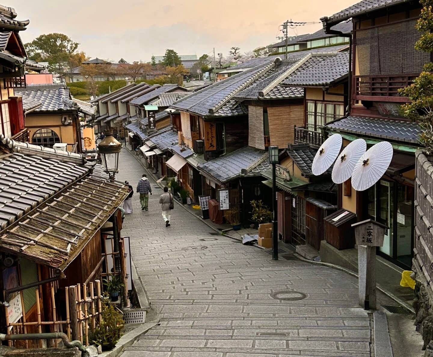 Kyoto’da geleneksel ahşap evlerle çevrili eski sokak, Ninenzaka benzeri manzara