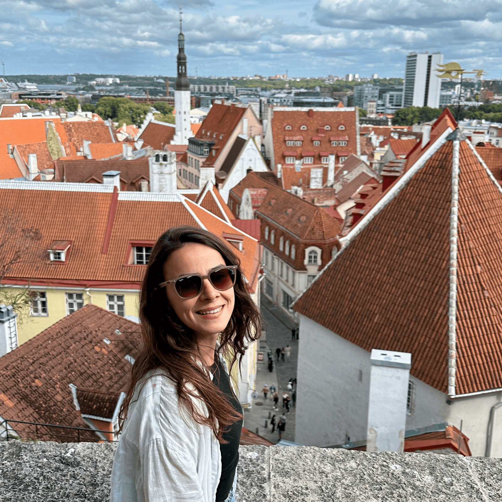 Tallinn Eski Şehir’in kırmızı çatılı binaları ve kilise kulesi manzarası, seyir noktasında fotoğraf