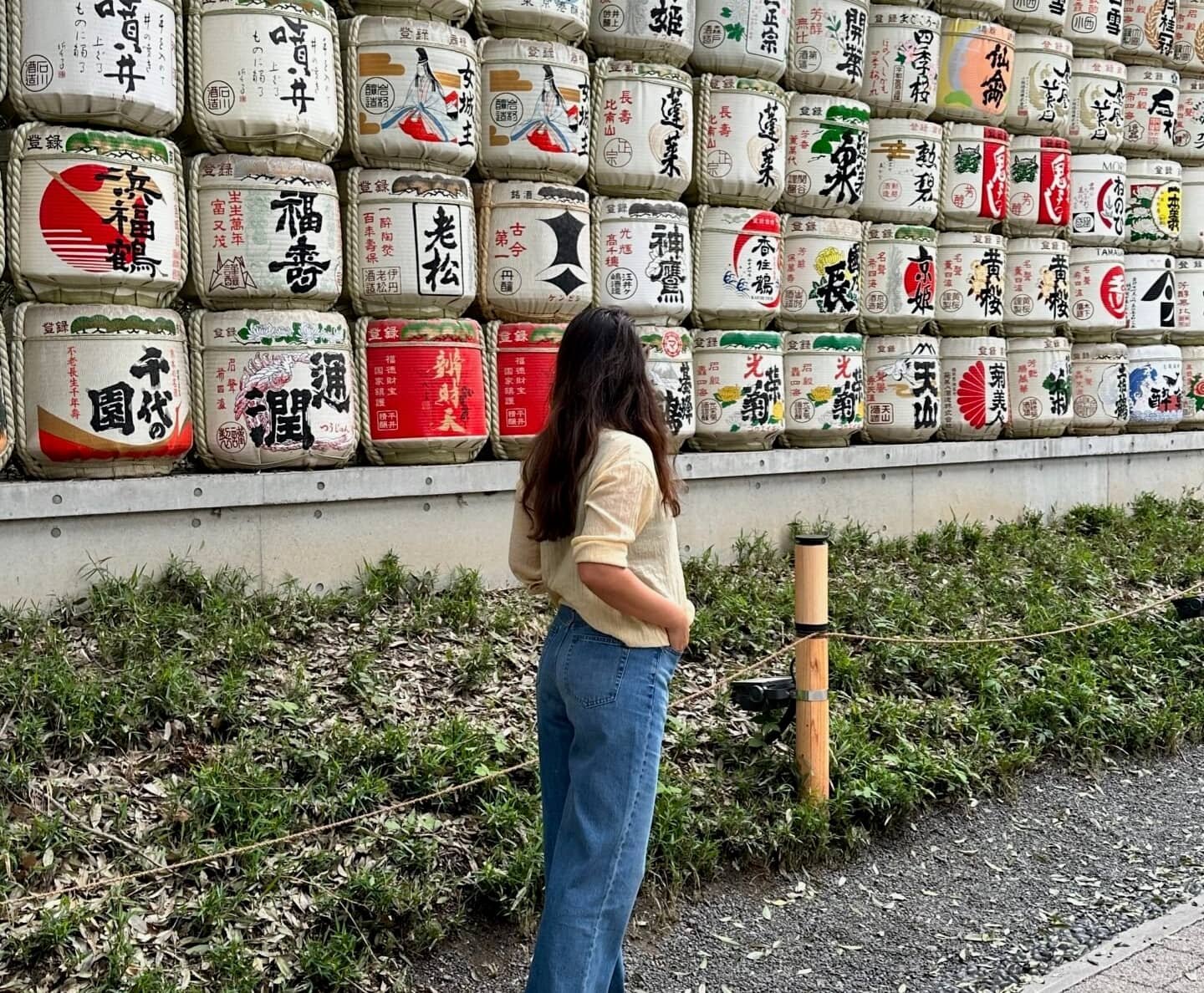 Tokyo’da tapınak girişinde üst üste dizilmiş sake fıçıları (kazaridaru) önünde fotoğraf
