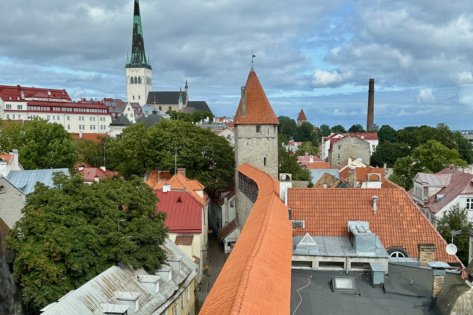 Tallinn Old Town surlarinda gezinti, kirmizi catilar ve tarihi merkez manzarasi