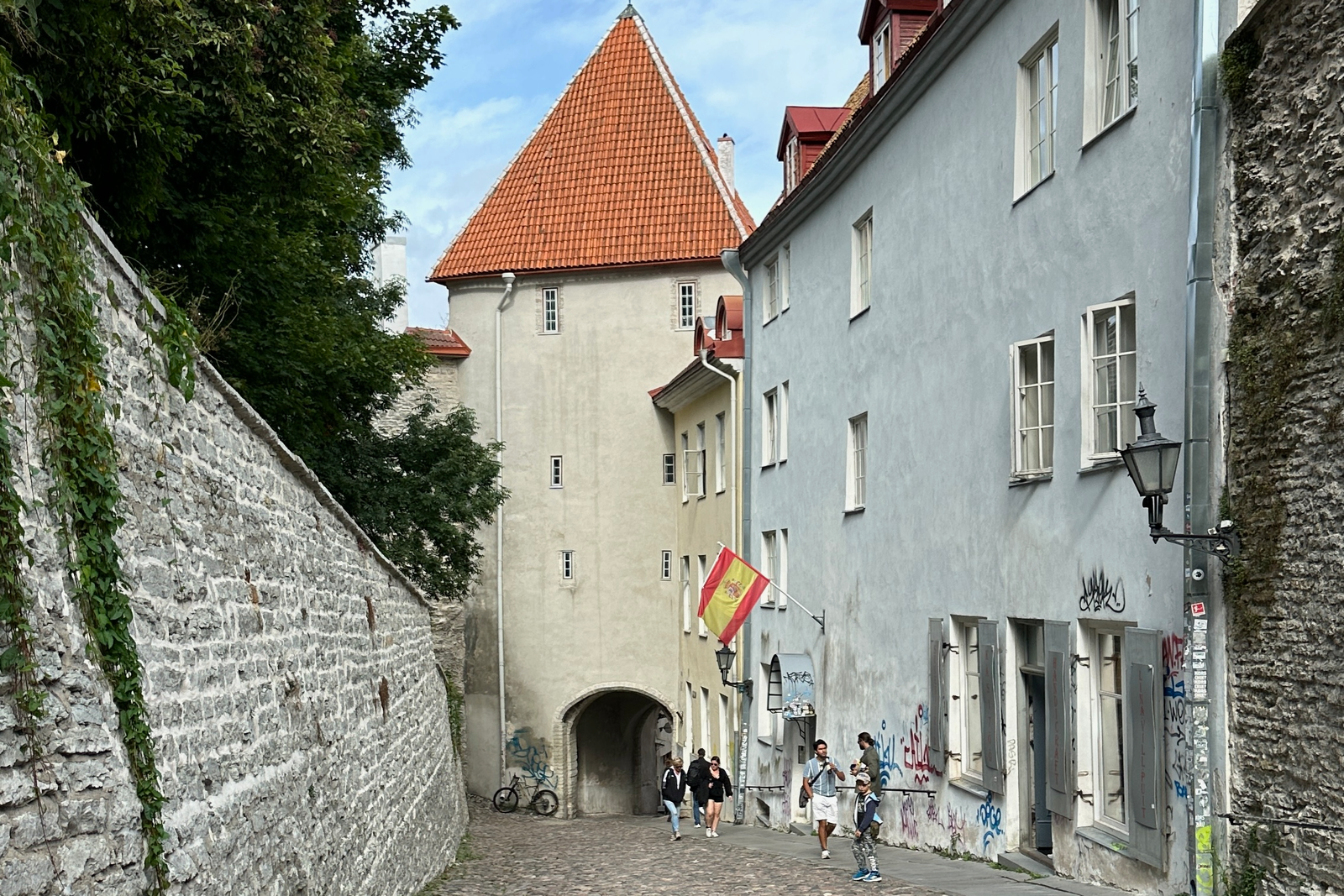 Tallinn Old Town’da arnavut kaldirimli sokak, tarihi surlar ve orta cag atmosferi.