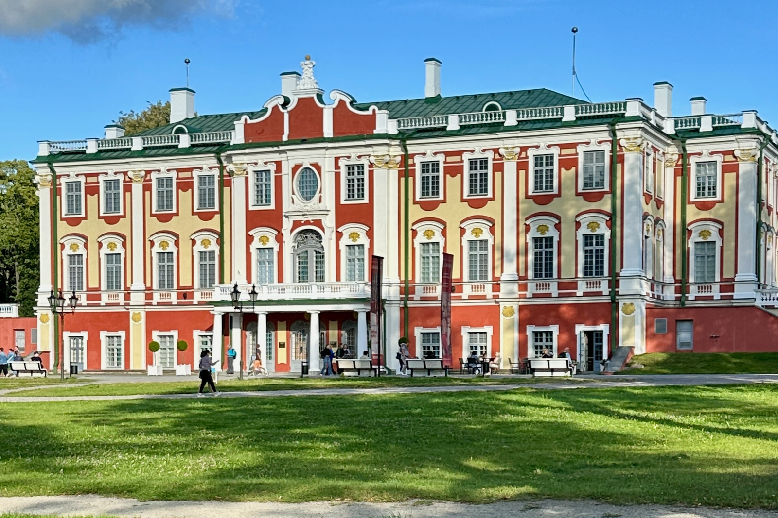 Tallinn Kadriorg Sarayi dis cephe manzarasi, Estonya’da gezilecek yerler.