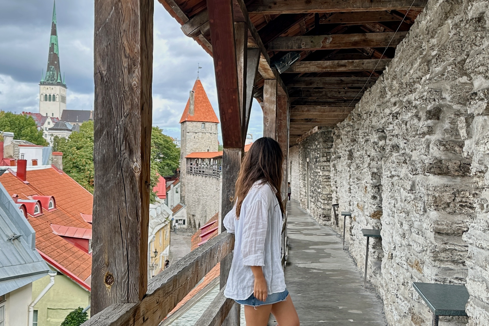 Estonya Tallinn’de sehir surlari yuruyus yolunda Eski Sehir manzarasi ve tarihi kuleler