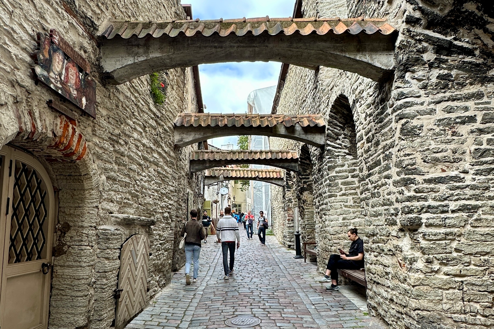 Estonya Tallinn Eski Sehir’de St. Catherine’s Passage, tas duvarli kemerli dar gecit,tallinn gezi rehberi fotograf noktalari