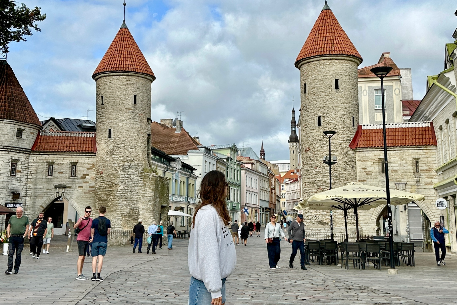Estonya Tallinn’de Viru Kapisi ve Eski Sehir girisi, tarihi sur kuleleri manzarasi.