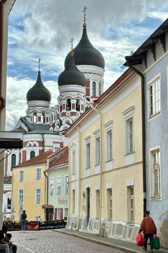 Tallinn Toompea’da Alexander Nevsky Katedrali kubbeleri ve tarihi sokak manzarasi
