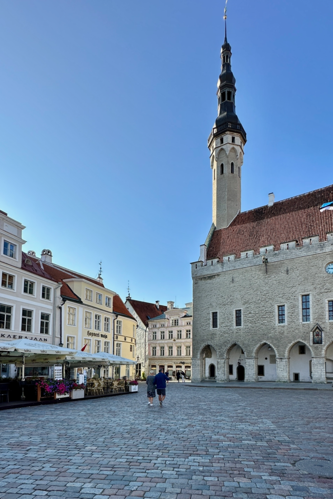 Tallinn Belediye Meydani (Raekoja Plats) ve tarihi Belediye Binasi (Raekoda), Eski Sehir’in en unlu meydani.