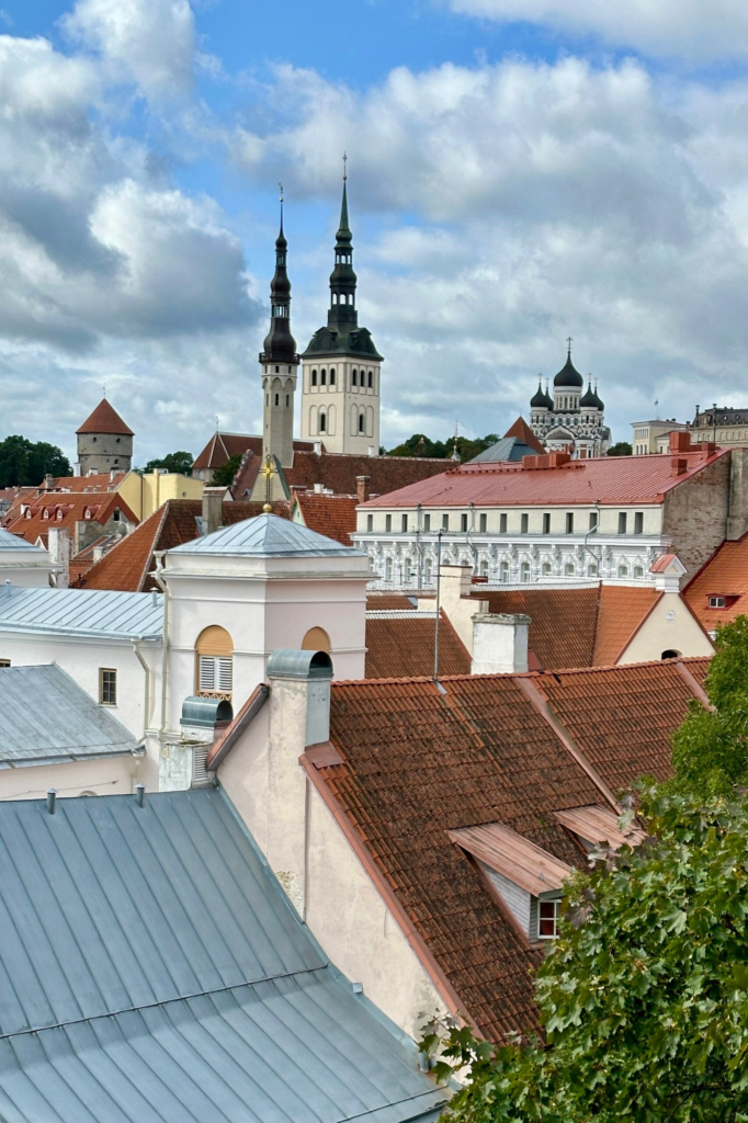 Tallinn Toompea manzarasi: Eski Sehir catilari, Toomkirik (St. Mary’s Cathedral) kuleleri ve Alexander Nevsky Katedrali