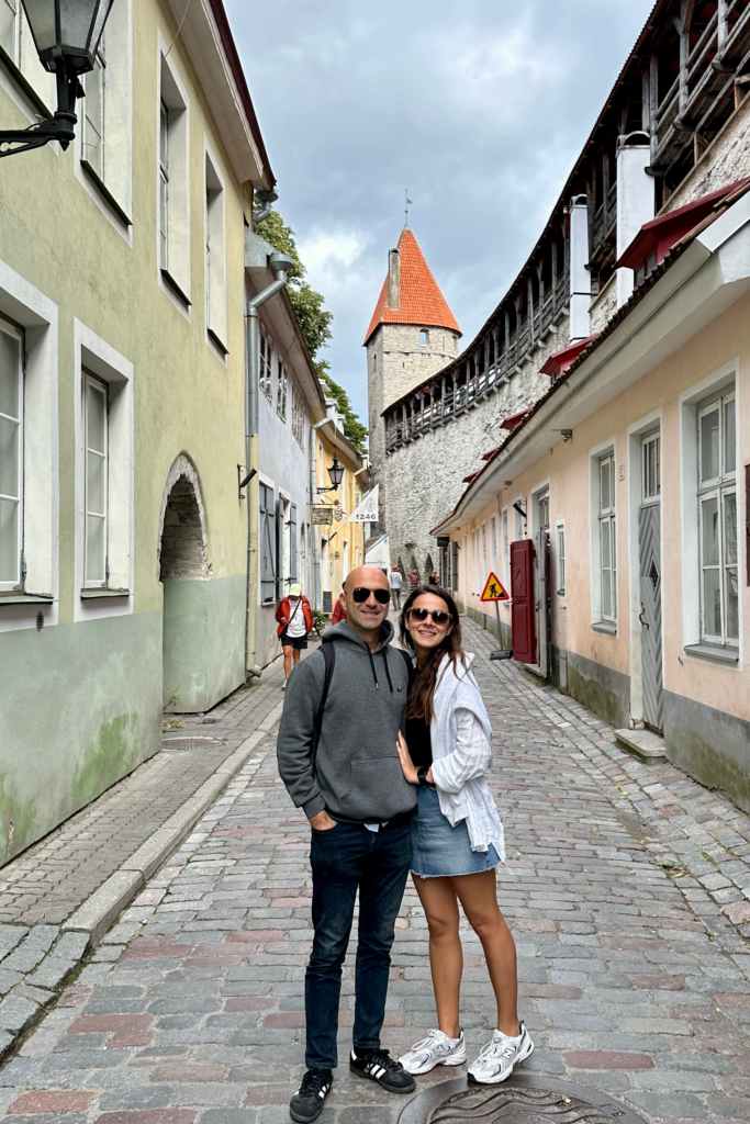 Tallinn Old Town sokaginda tas kaldirim ve sur duvarlari esliginde gezi fotografi.