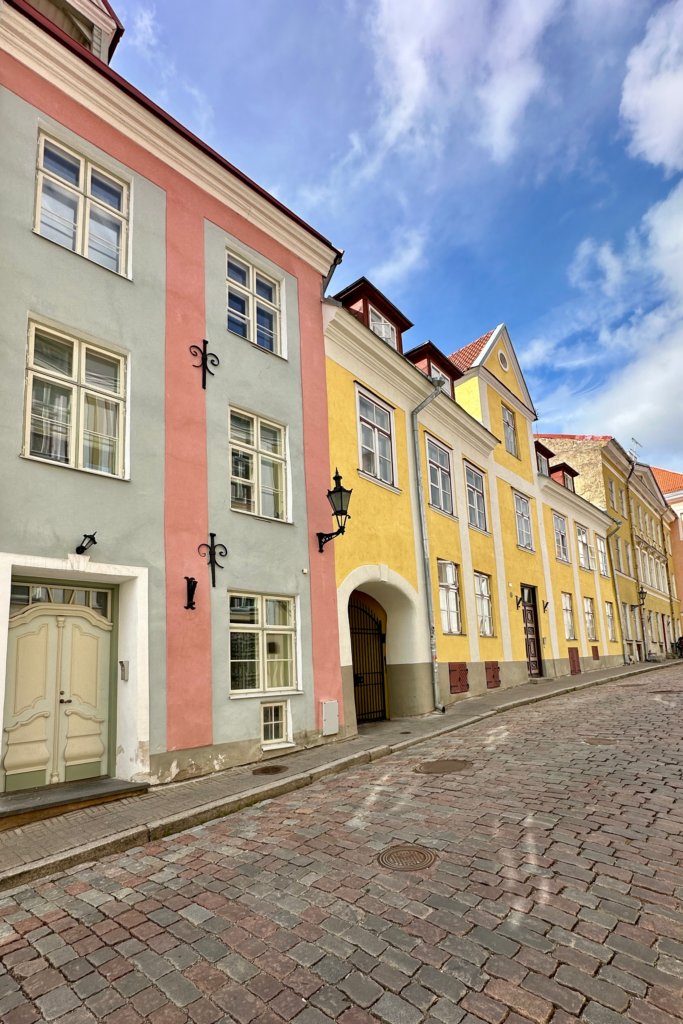 Tallinn Eski Sehir’de pastel renkli evler ve arnavut kaldirimli sakin sokak.