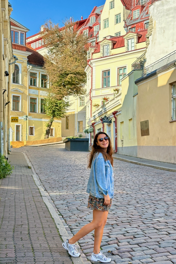 Tallinn Old Town’da arnavut kaldirimli sokak, renkli evler ve tarihi atmosfer.