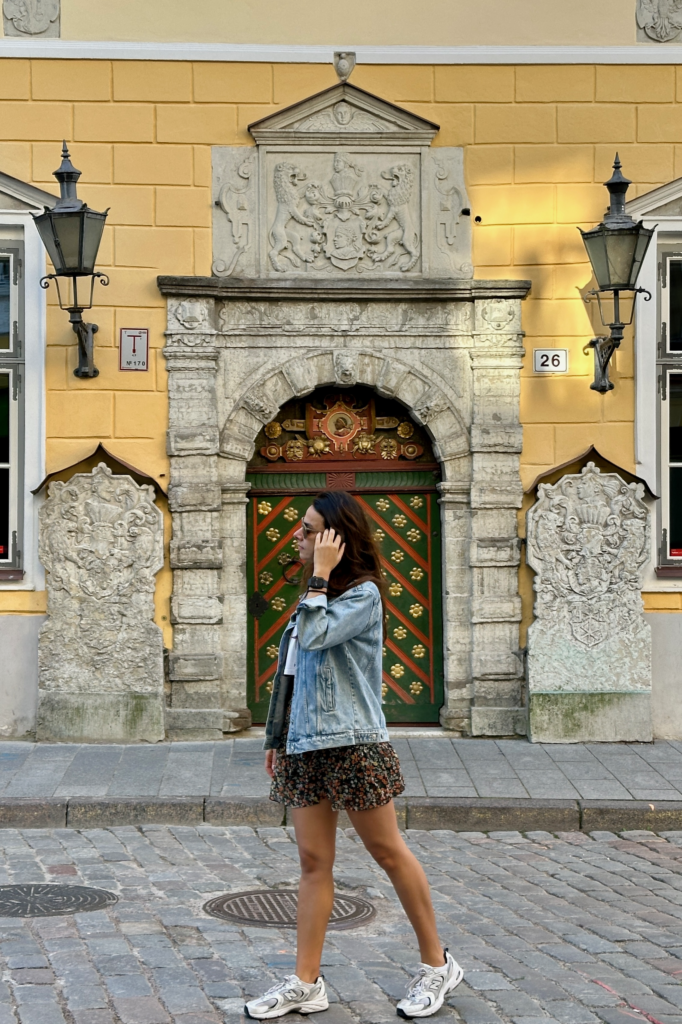 Tallinn Eski Sehir’de House of the blackheads tas kemerli giris ve yesil desenli tarihi kapi onunde cekilen fotograf.