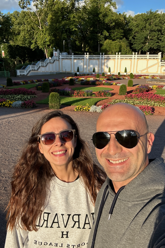 Kadriorg Park bahceleri, renkli cicekler ve peyzaj duzenlemesi ile Tallinn’de gezilecek yerler.