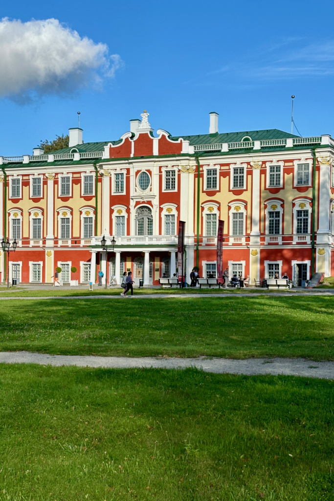 Kadriorg Sarayi, Tallinn’de Kadriorg Park icinde yer alan tarihi saray binasi.