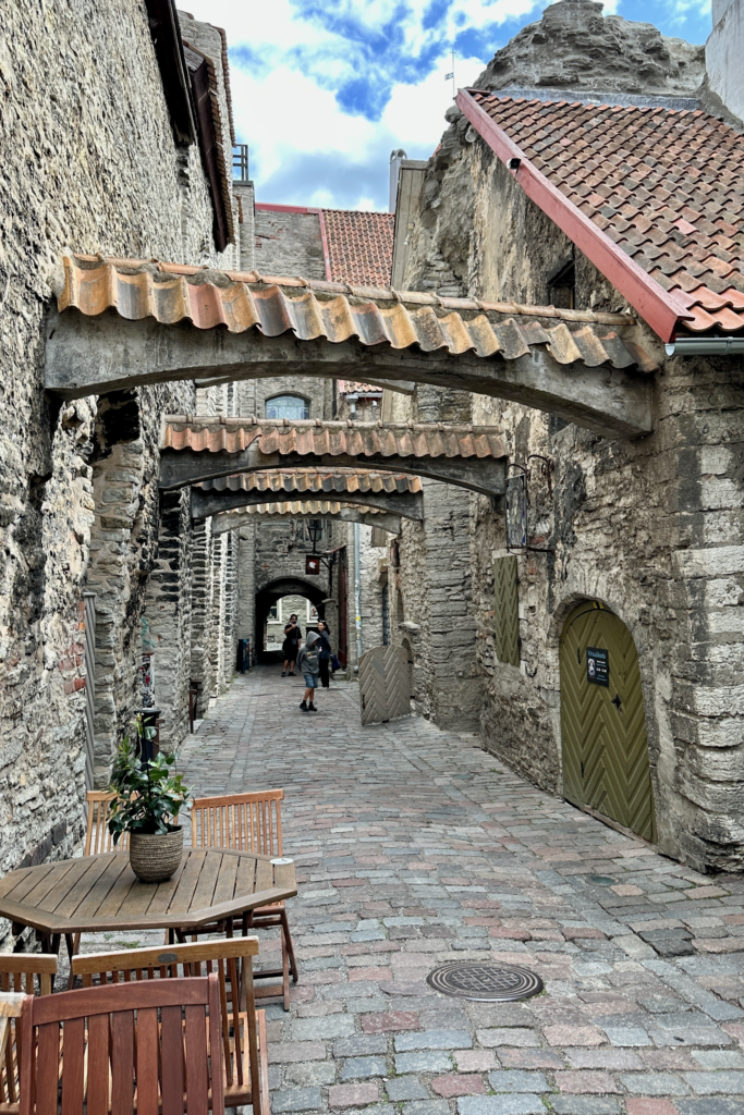 St. Catherine’s Passage Tallinn Eski Sehir’de kemerli tas gecit ve dar sokak