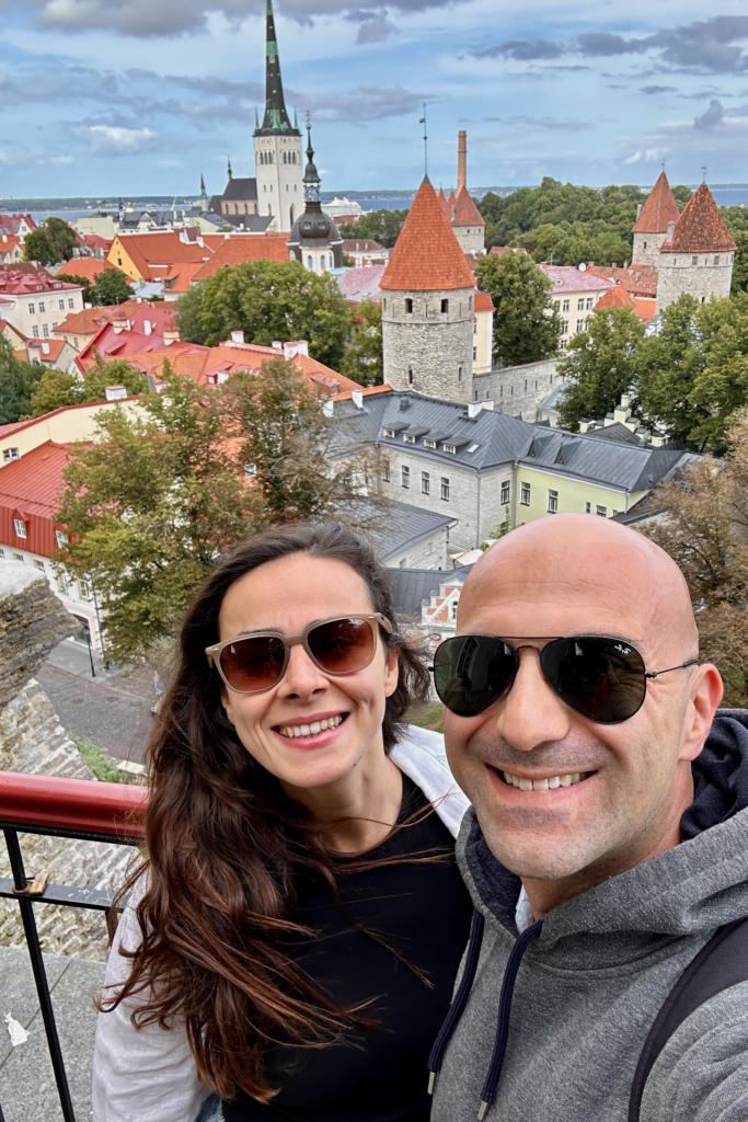 Tallinn Eski Sehir kohtuotsa seyir noktasinda cekilen selfie, arkada sur kuleleri ve St. Olaf Kilisesi (Oleviste) manzarasi.