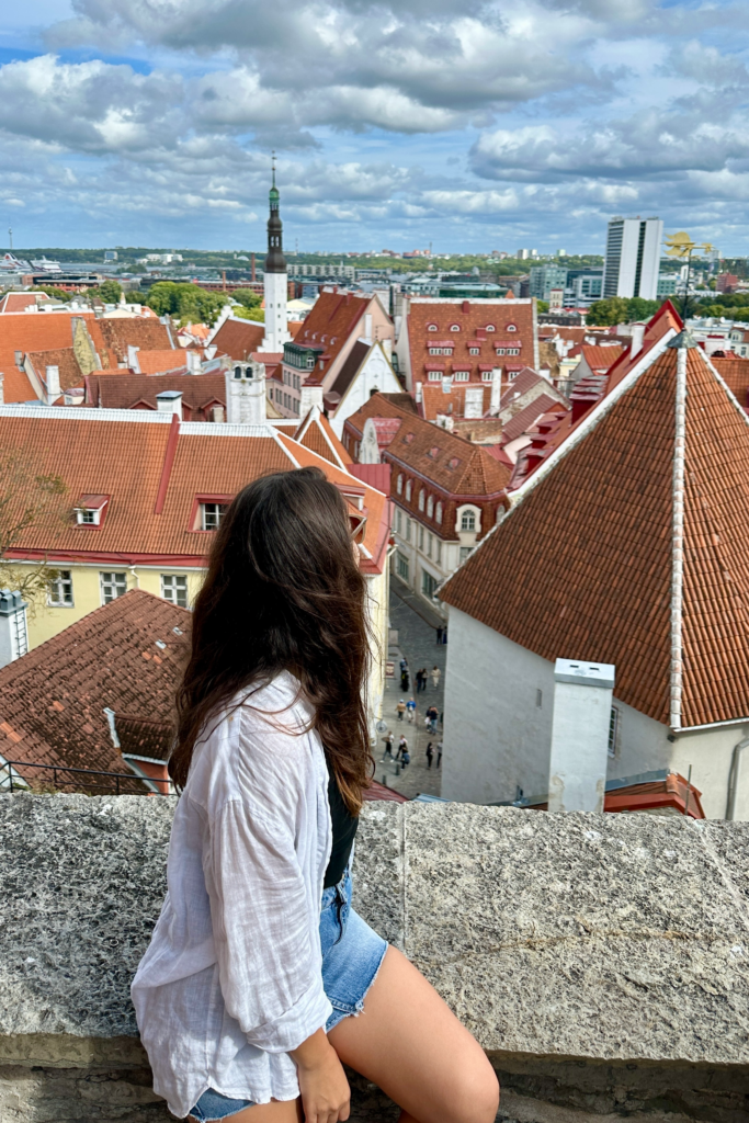 Tallinn Eski Sehir’de patkuli seyir noktasindan kirmizi catilar ve tarihi merkez manzarasi.