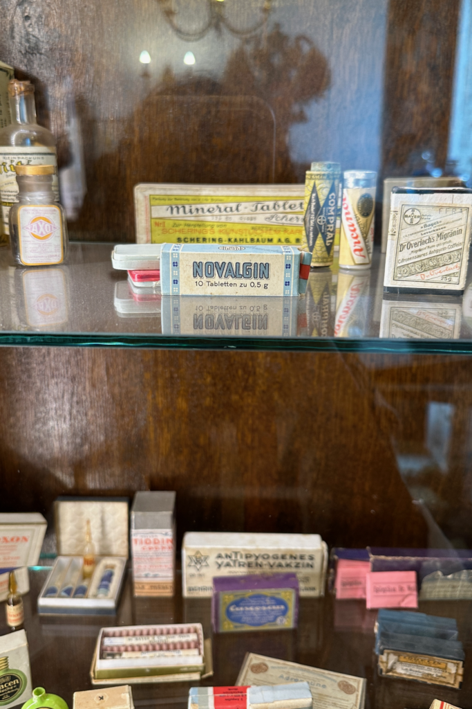 Tallinn Eski Sehir’de Raeapteek tarihi eczanesinde vintage ilac ambalajlari ve eczane vitrini.