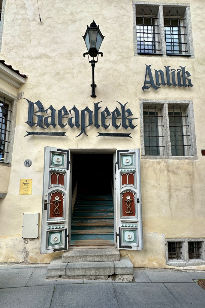 Tallinn Raeapteek (tarihi eczane) giris kapisi, Eski Sehir’de orta cag atmosferi