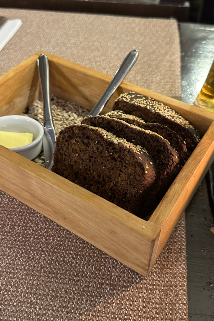 Tallinn’de restoranda servis edilen Estonya siyah ekmegi ve tereyagi, yeme icme deneyimi.