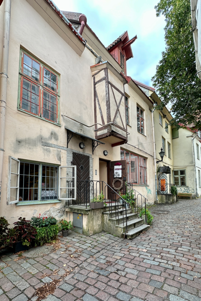 St. Catherine’s Passage, Tallinn Old Town’da el isi atolyeleri ve eski evlerin oldugu sakin sokak