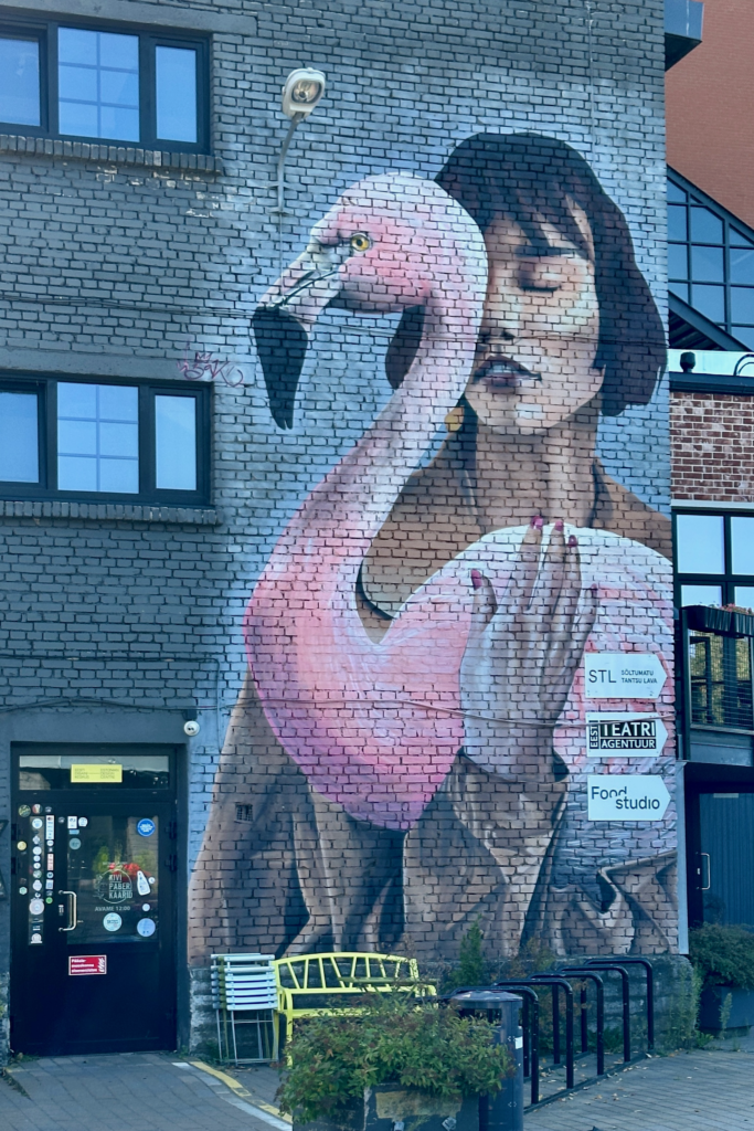 Telliskivi Creative City Tallinn’de flamingo ve kadin figurlu buyuk mural street art