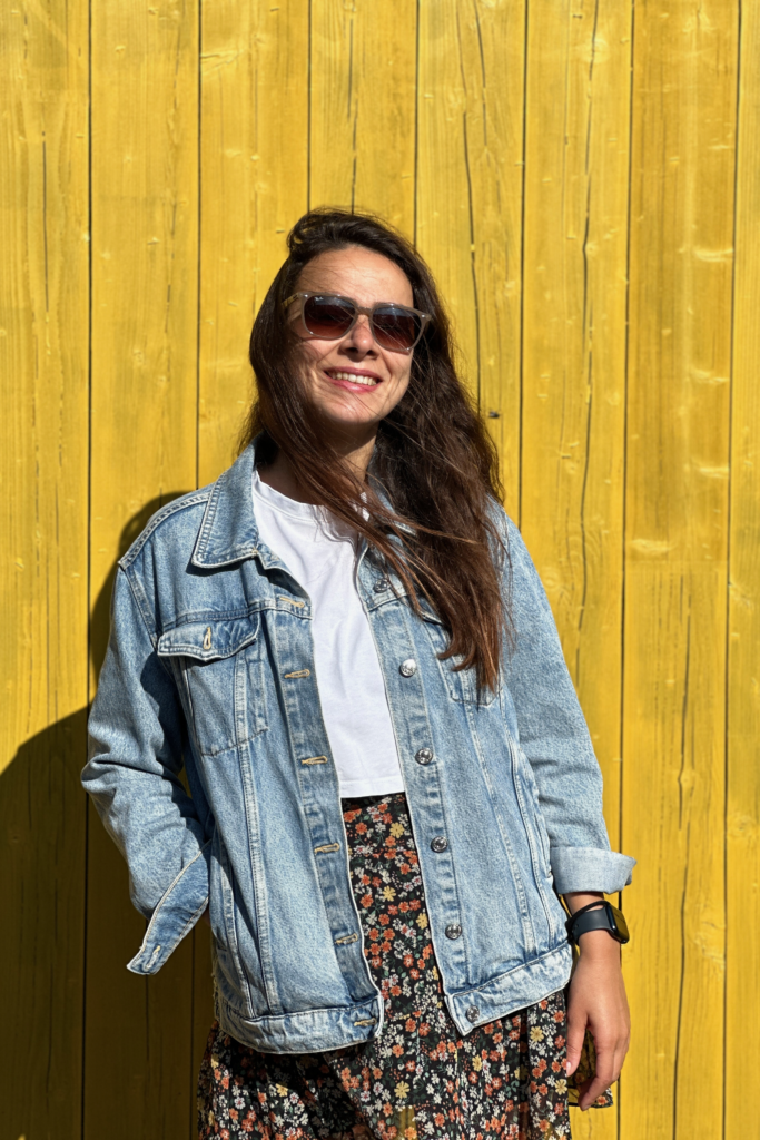 Telliskivi Creative City Tallinn’de sari duvar onunde cekilen portre fotografi.