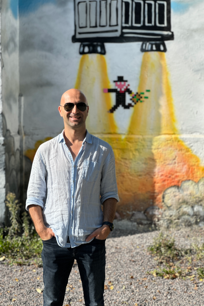 Tallinn Telliskivi Creative City’de street art duvari onunde cekilen fotograf.