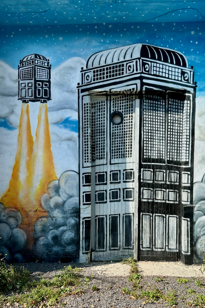 Telliskivi Creative City Tallinn’de uzay temali telefon kulubesi street art duvar resmi.