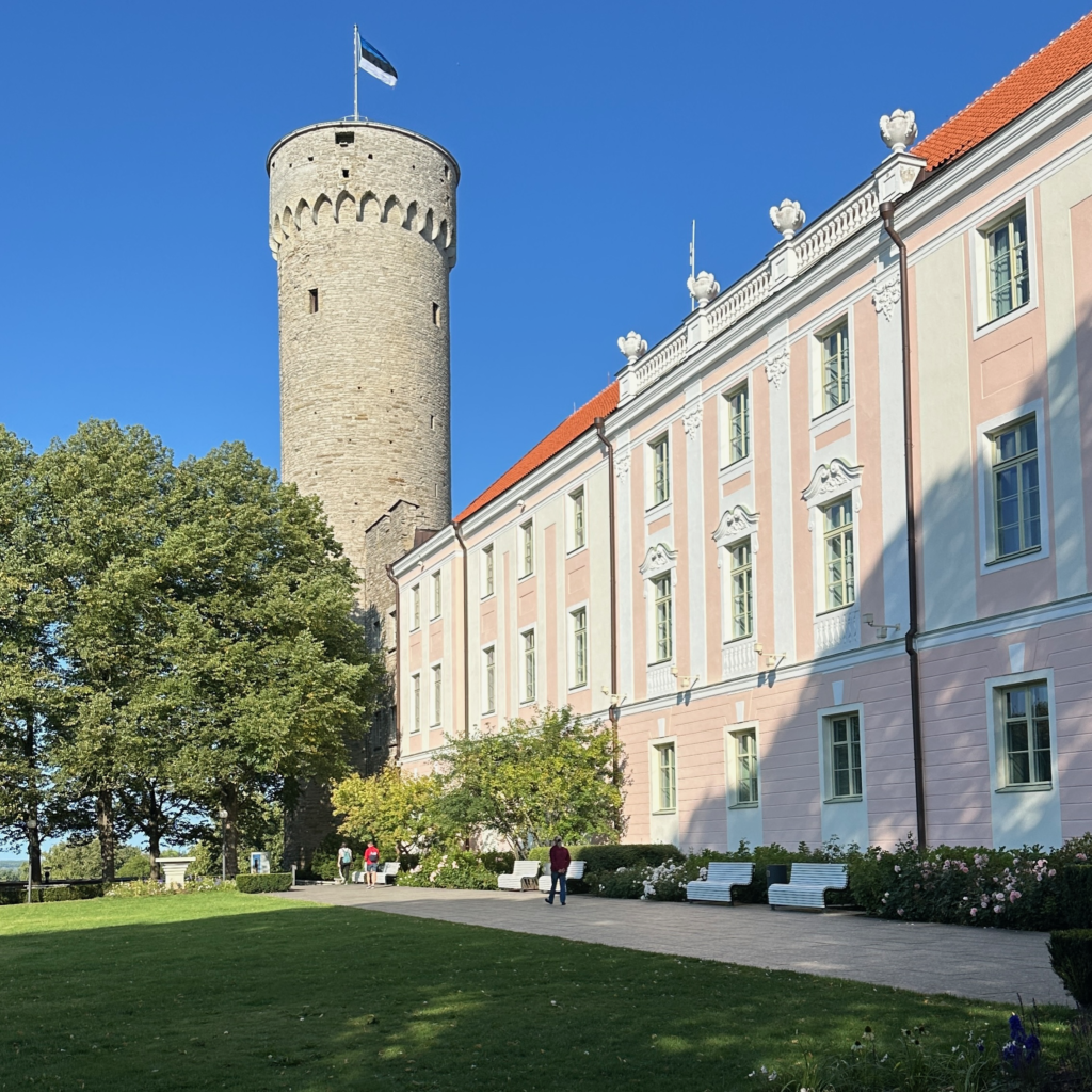 Tallinn’de Toompea Kalesi cephesi ve Pikk Hermann kulesi, parlamento binasi bahcesi.
