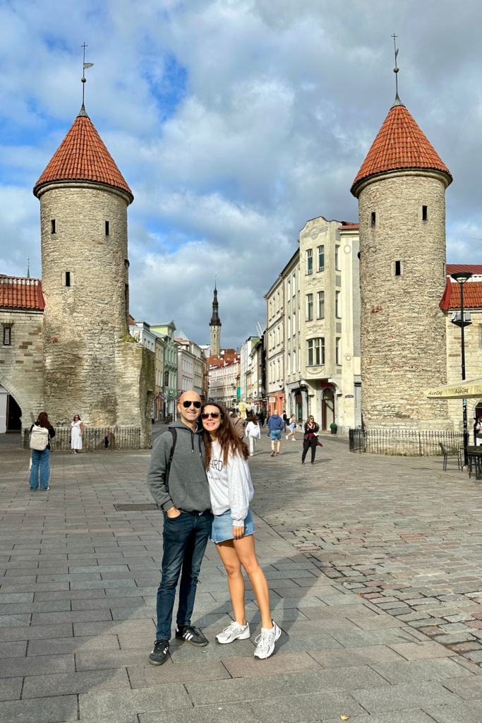 Tallinn Viru Kapisi (Viru Gate) ve Eski Sehir girisi, arka planda tarihi sokak manzarasi.