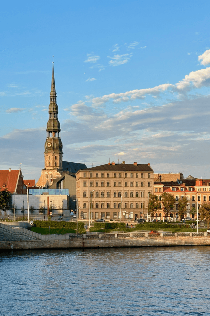 Daugava Nehri kıyısından Riga silüeti ve St. Peter’s Church kulesi