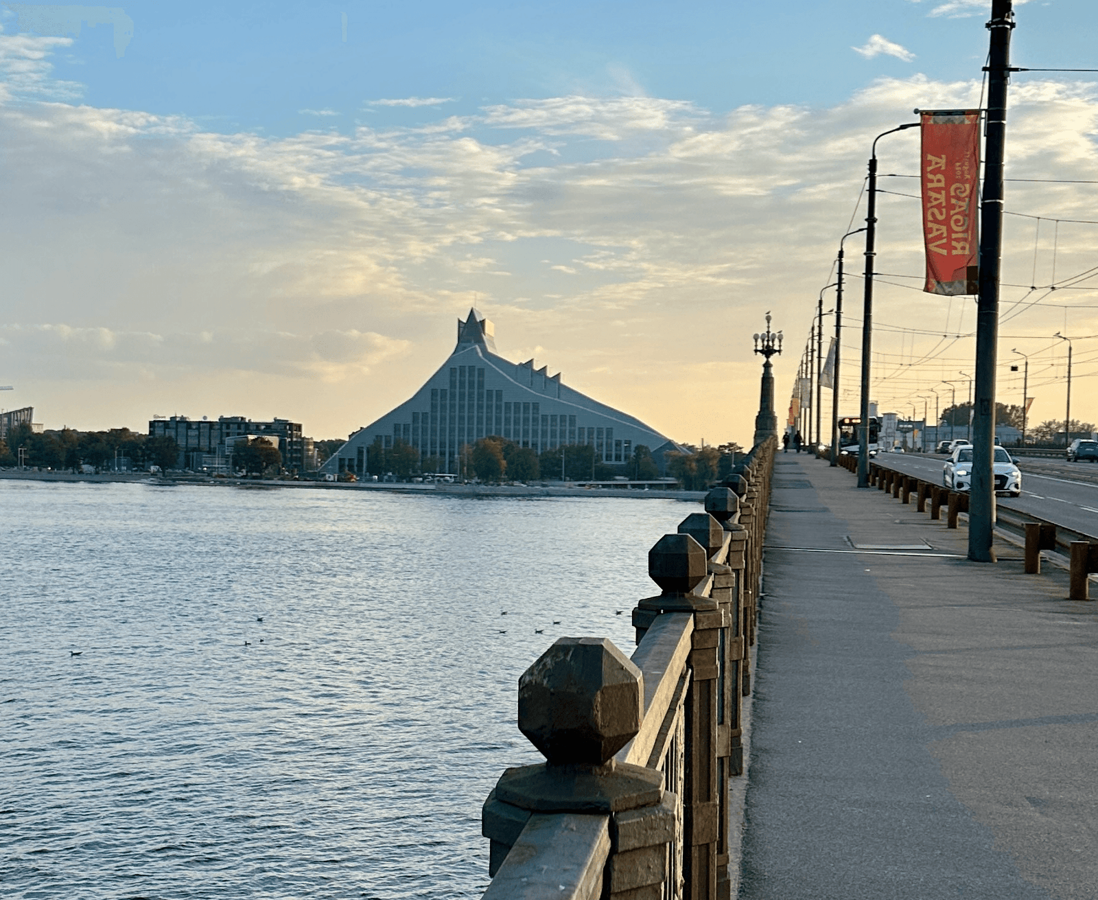 Letonya Riga’da Daugava Nehri kıyısında modern şehir görünümü