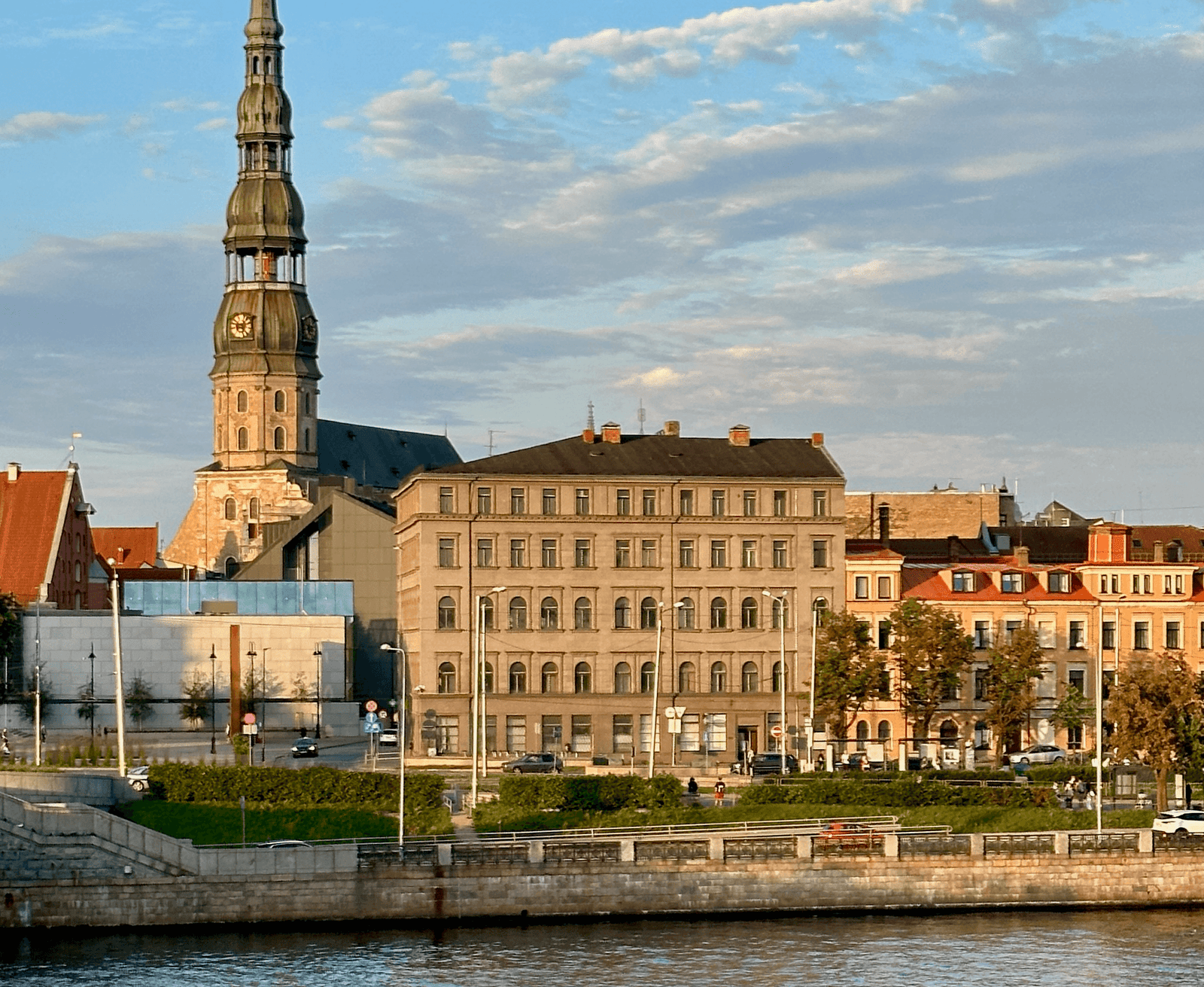 Letonya’nın başkenti Riga’da Daugava Nehri kıyısında tarihi şehir manzarası
