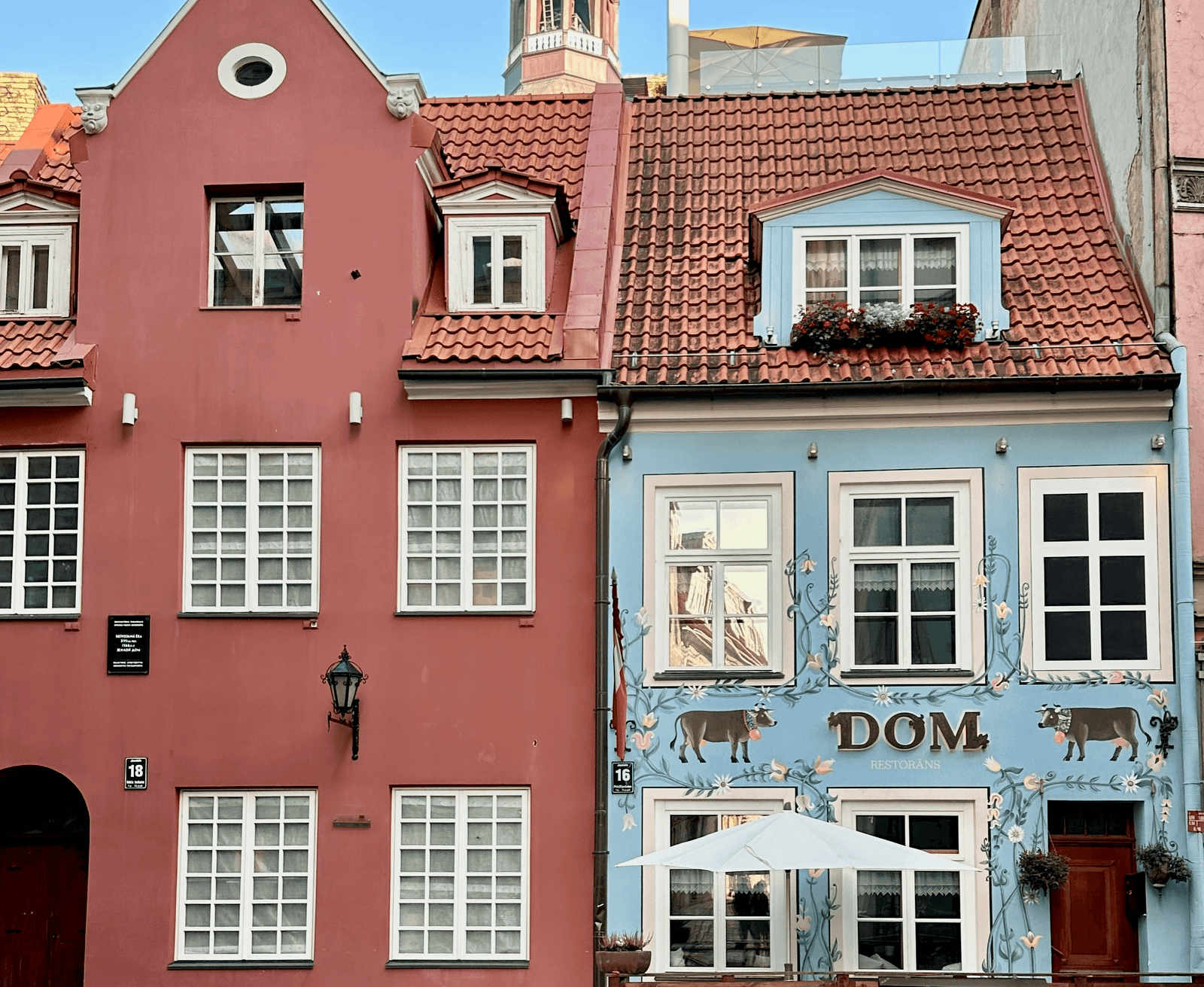 Letonya Riga Old Town’da renkli tarihi binalar ve taş sokak görünümü