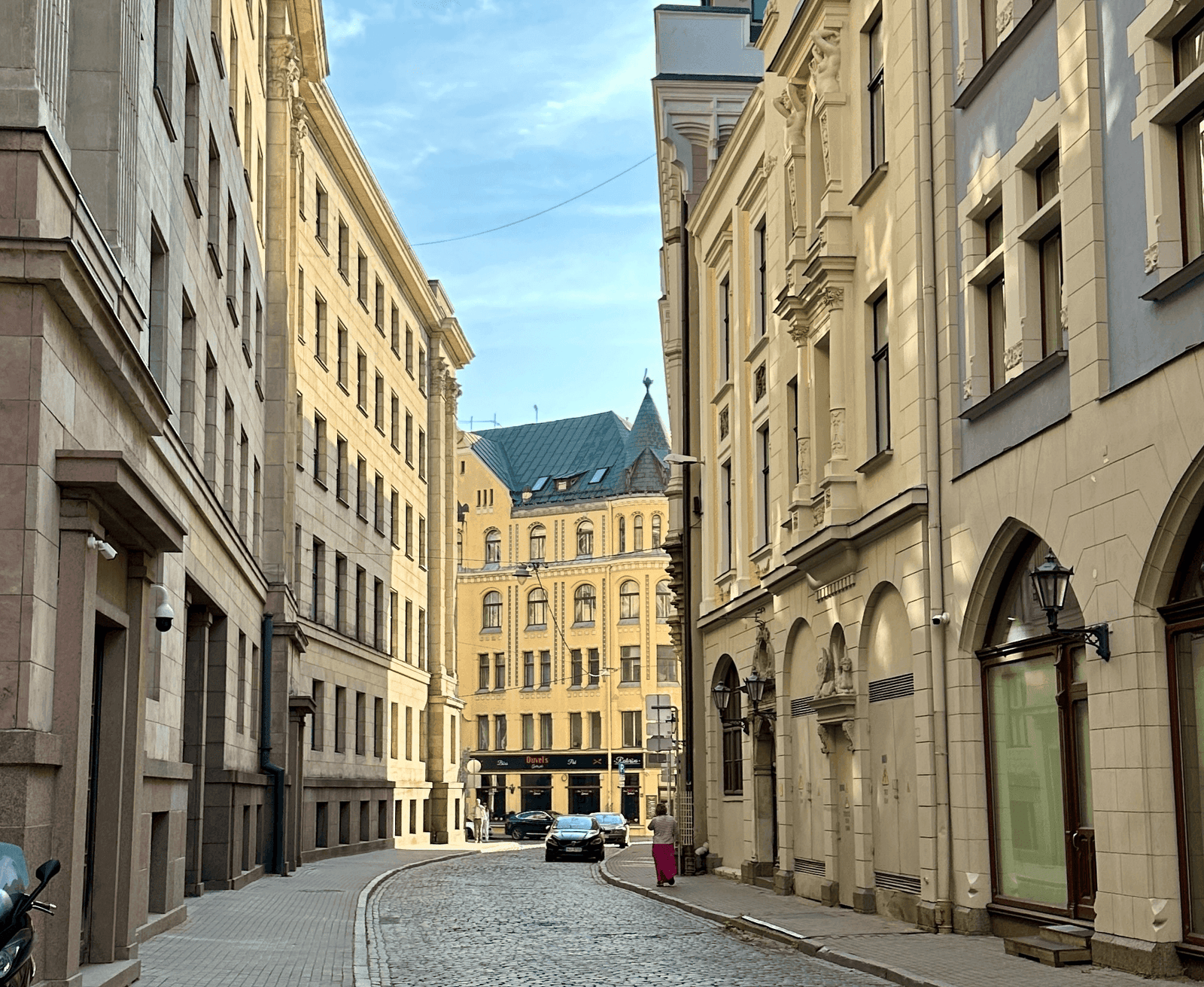 Letonya Riga Old Town’da tarihi binalar arasındaki taş sokak