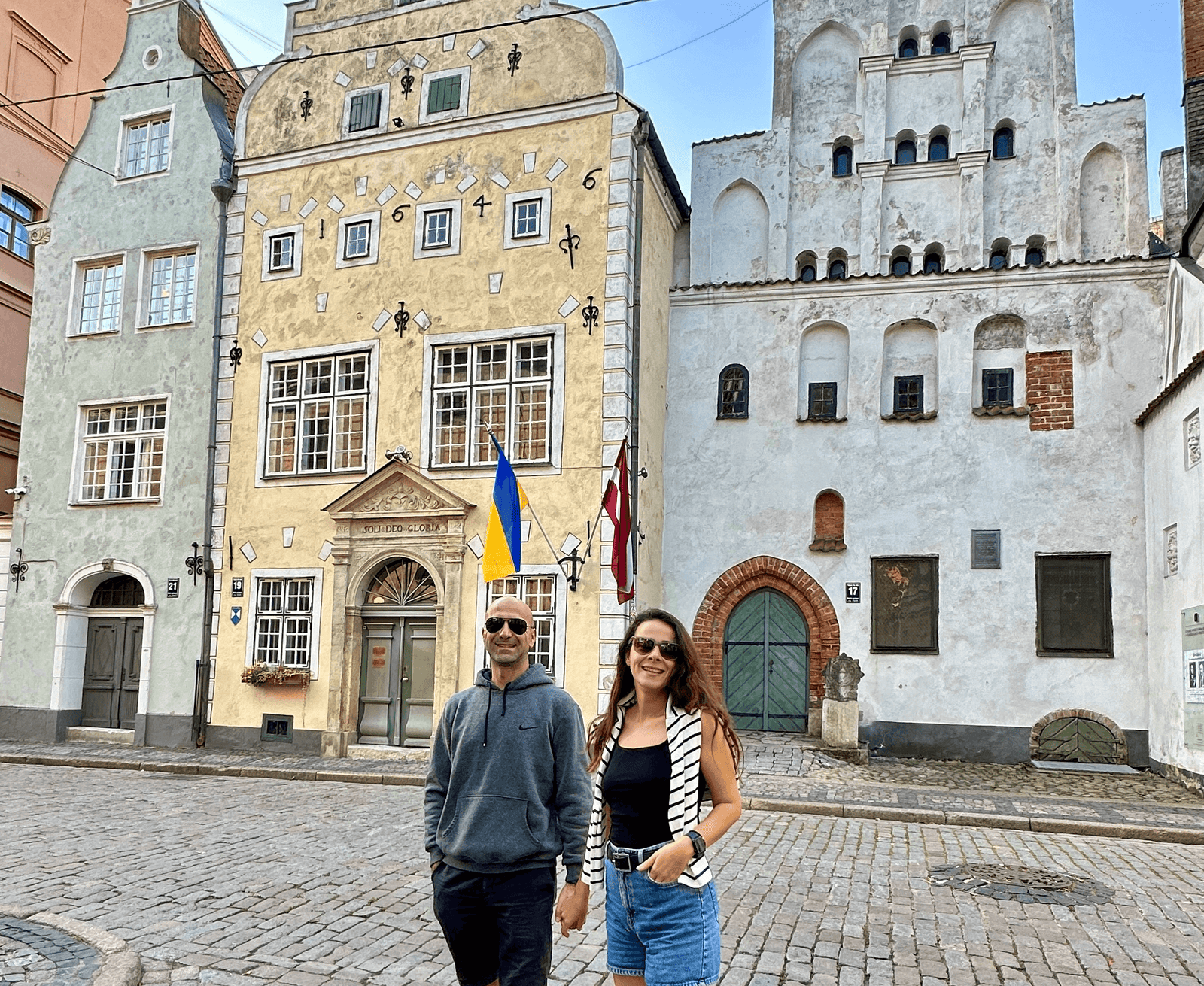 Letonya Riga Old Town’da tarihi yapılar önünde fotograf durakları