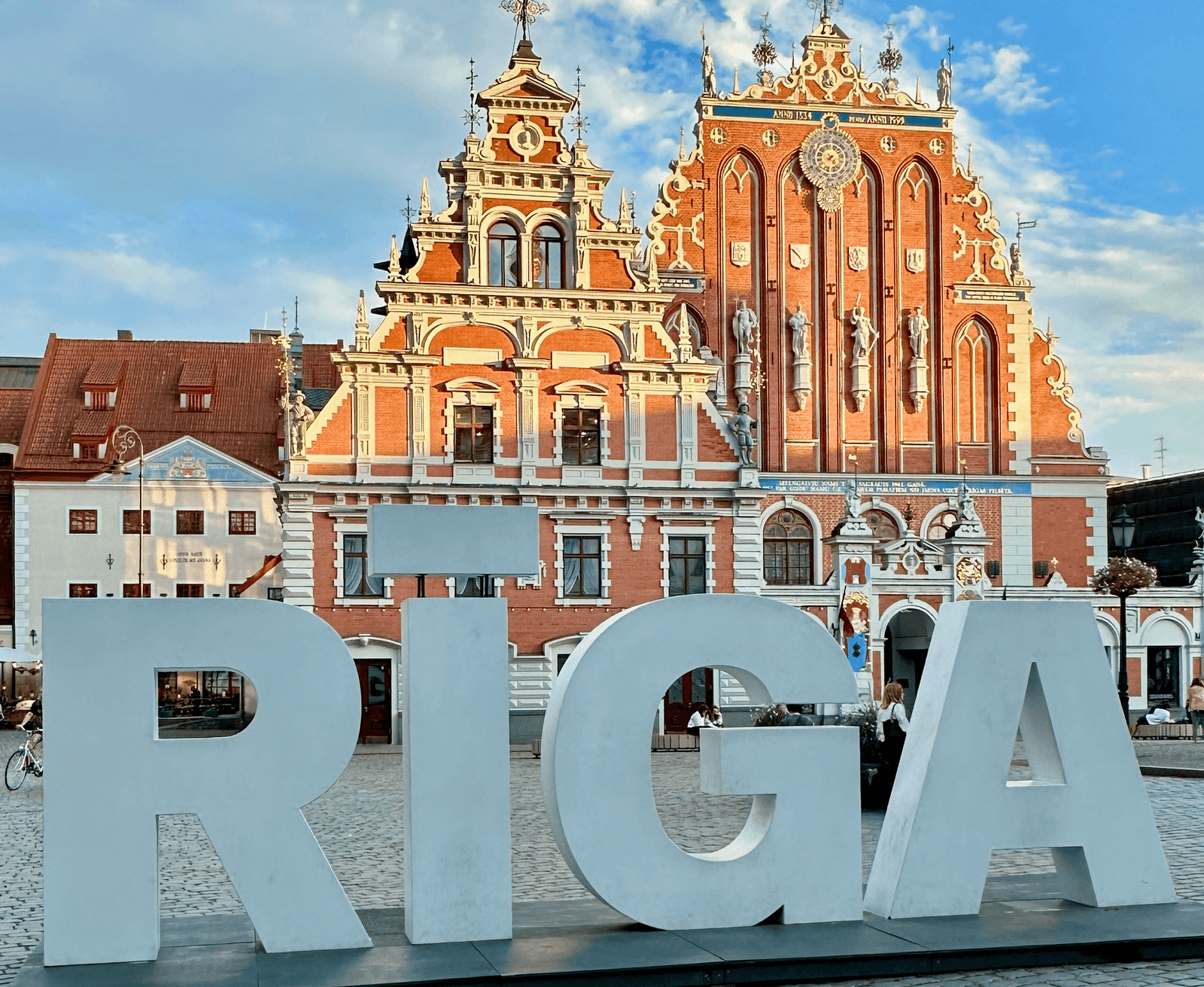 Letonya Riga şehir merkezinde tarihi meydan ve simgesel yapılar