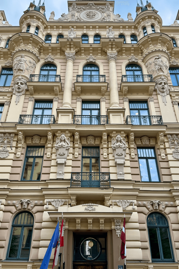 Riga Alberta iela 13’teki süslü Art Nouveau bina cephesi