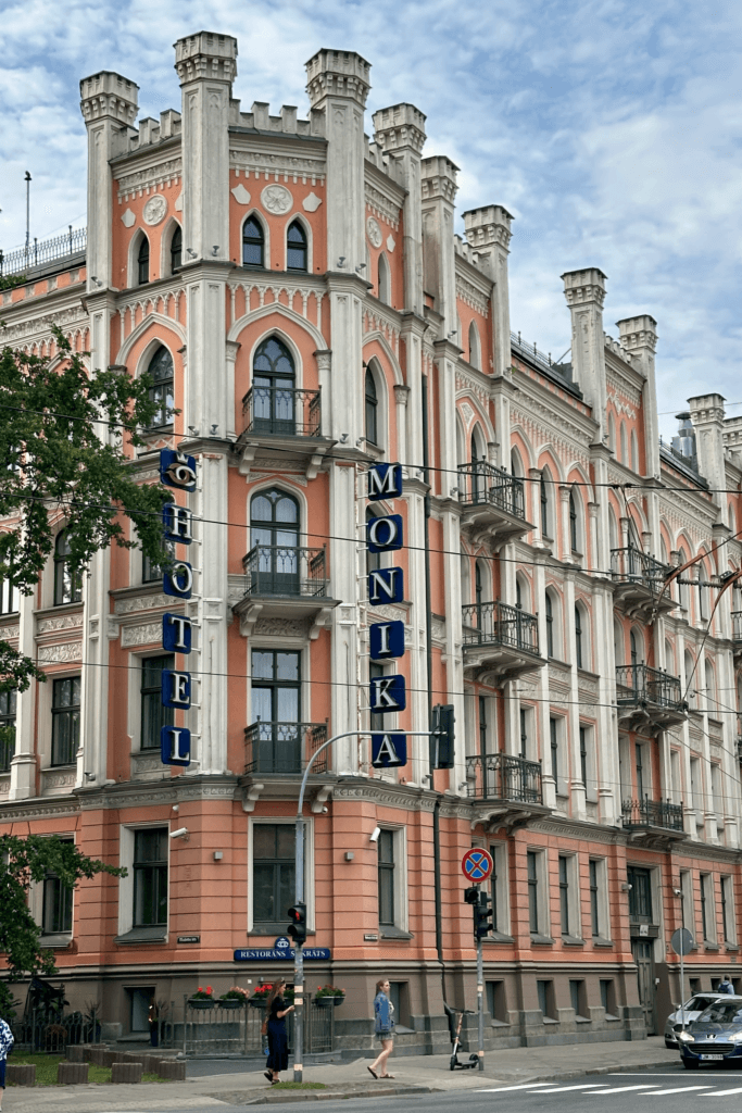Riga Art Nouveau bölgesinde Elizabetes iela 21’deki Hotel Monika binası