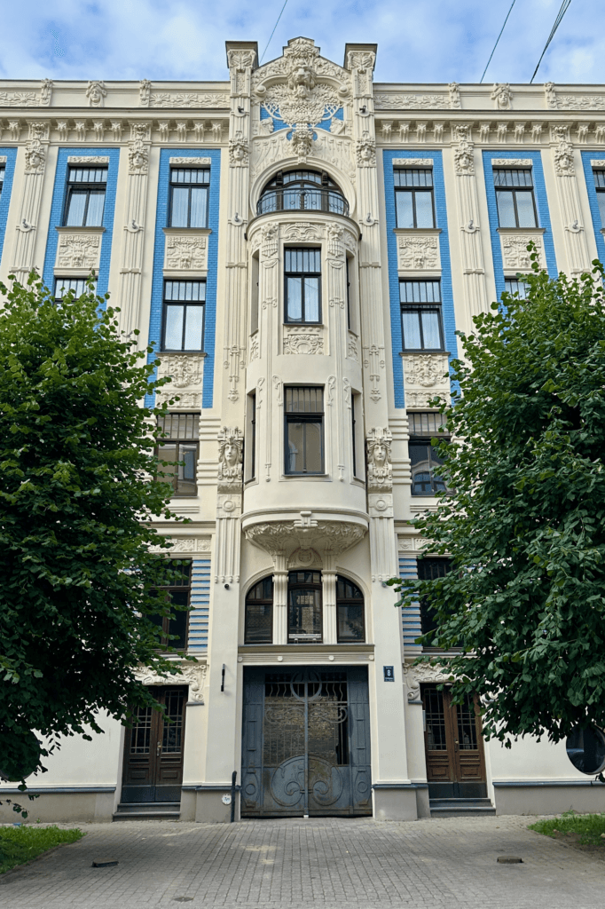 Riga Art Nouveau bölgesinde mavi ve beyaz süslemeli tarihi bina cephesi