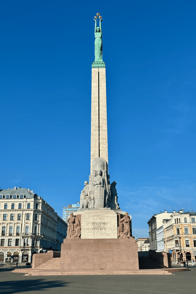 Riga Freedom Monument ön cepheden görünüm