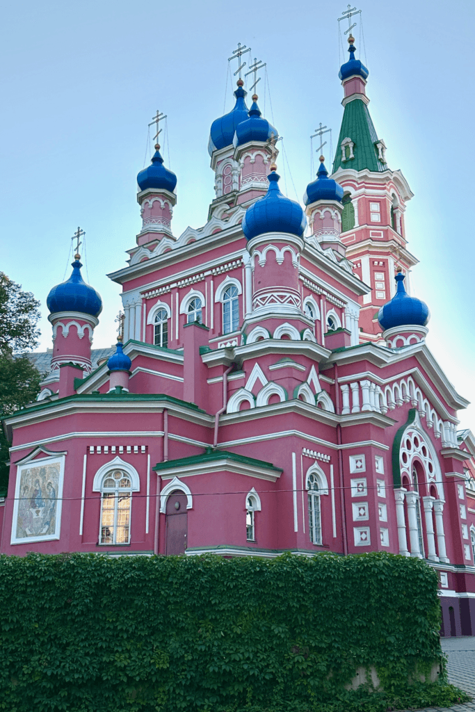 Riga’daki Holy Trinity Orthodox Church of Pārdaugava’nın mavi kubbeli pembe cephesi
