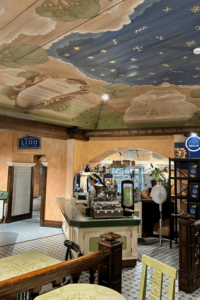 Riga’da LIDO restoranının geleneksel dekorlu iç mekanı ve işlemeli tavanı