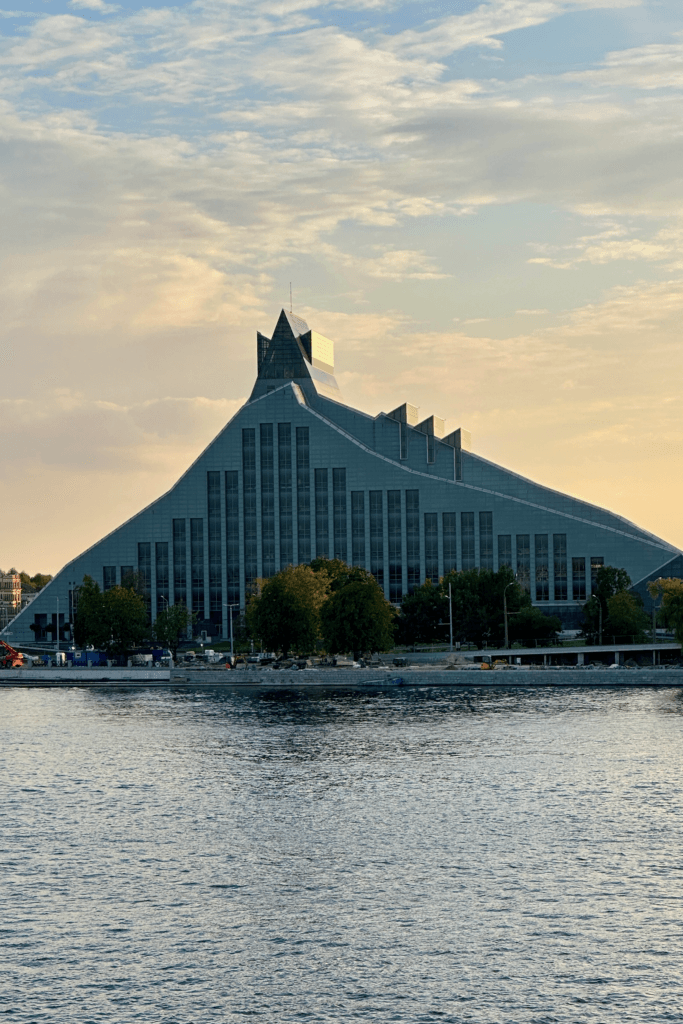 Riga’da Daugava Nehri karşısındaki National Library of Latvia yani Castle of Light