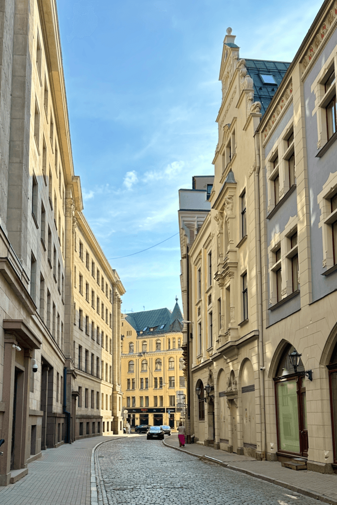 Riga Old Town’da tarihi taş sokakta görülen ünlü Cat House binası