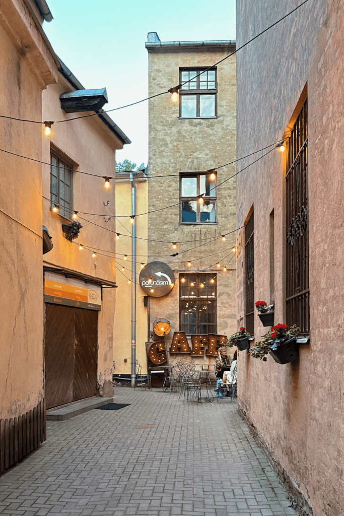 Riga Old Town’da Parunāsim kafe’ye çıkan ışıklı dar geçit, Riga old town en romantik kafesi