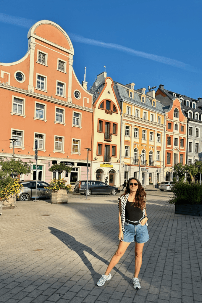 Riga Old Town’da renkli tarihi binalar önünde fotograf noktası